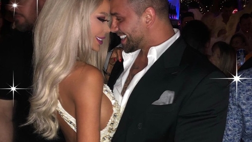 Bianca Drăgușanu și Alex Bodi, săruturi și atingeri fierbinți în public. Avem imaginile cu cei doi
