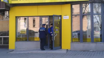 Atac armat la o bancă, agresorul i-a tinut pe angajaţi ostatici!