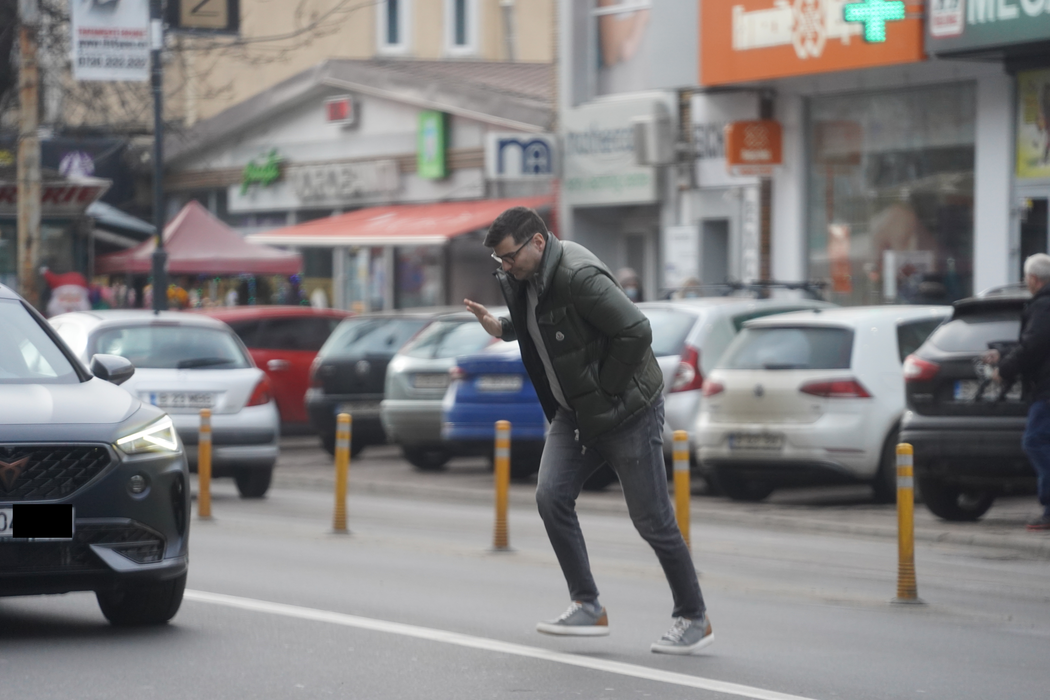 Toni Iuruc traversează în grabă către bancă (Foto: CANCAN.RO)