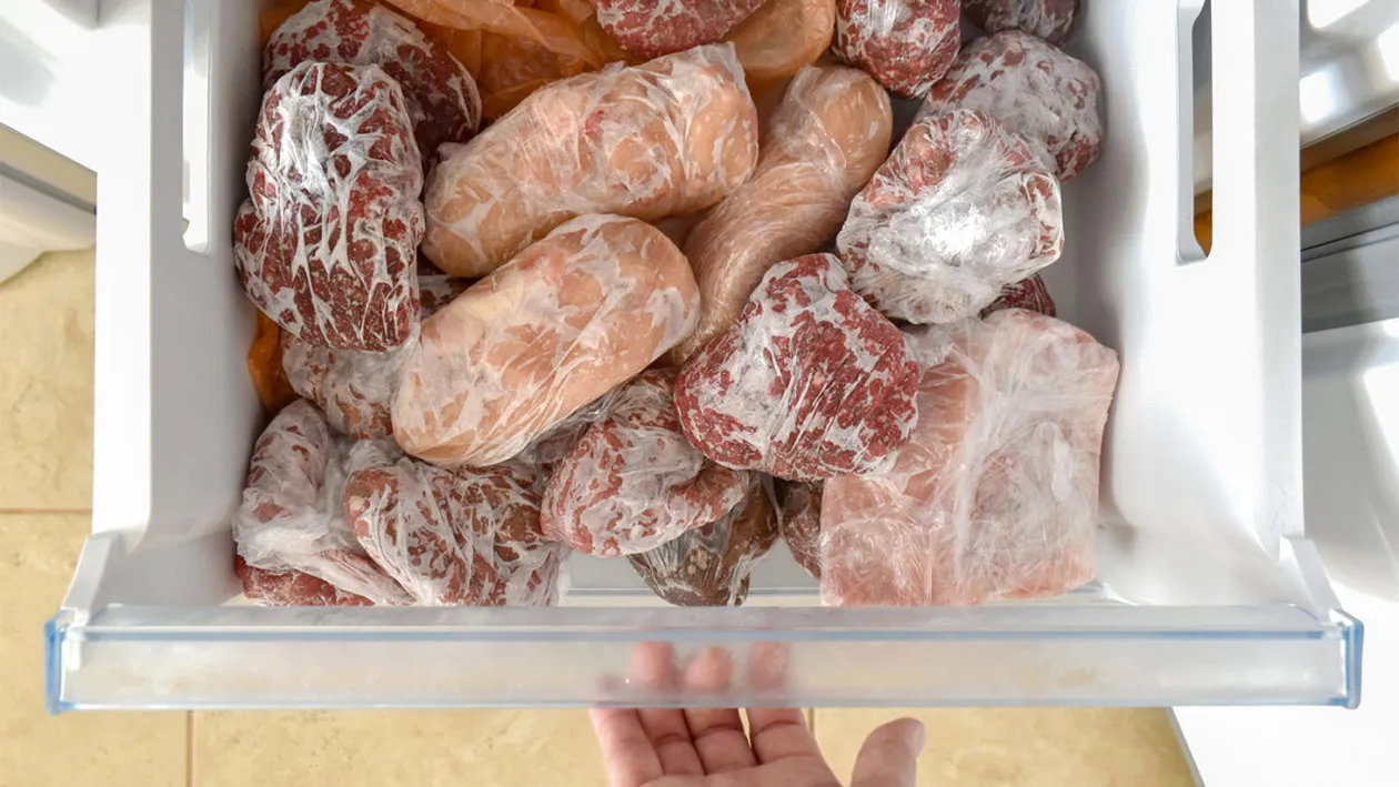 Puțini români știu acest lucru! Câte luni poate fi păstrată carnea de porc în congelator, de fapt