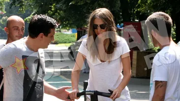 Si-a scos vanataile la plimbare prin Herastrau! Adela Popescu are probleme… acasa si nu le ascunde!