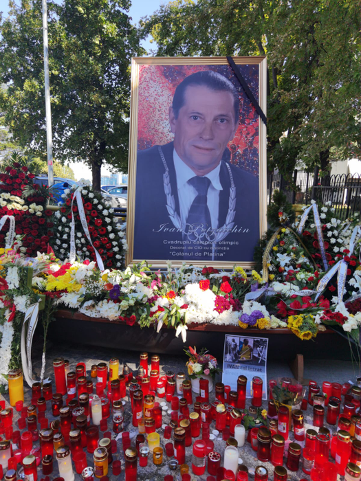 Zeci de coroane de flori, depuse la Clubul Sportiv Dinamo. Ivan Patzaichin va fi înmormântat astăzi, cu onoruri militare