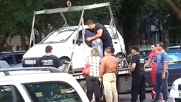 VIDEO Imagini incredibile in Capitala! Un sofer a facut tot posibilul ca masina lui sa nu fie ridicata de hingherii auto!