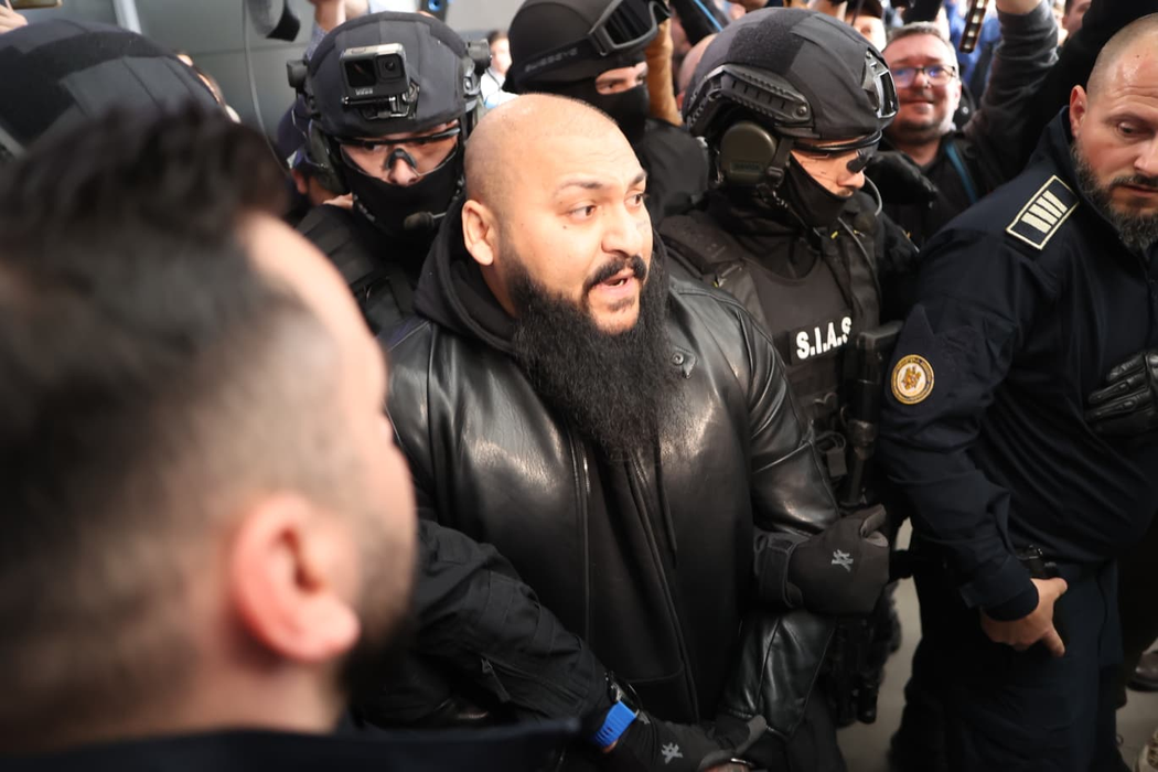 Dani Mocanu și Nando, aduși în cătușe la București! Primele imagini cu manelistul și fratele lui, de pe aeroportul Otopeni