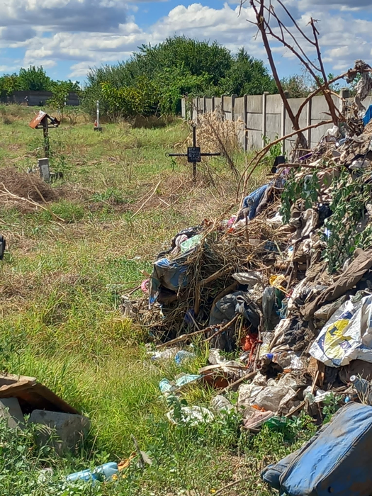 O femeie a aruncat un camion de gunoaie într-un cimitir din Craiova. Imagini ireale în România anului 2023