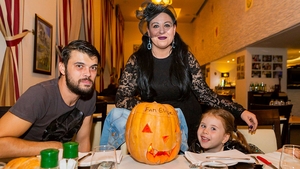 Oana Roman, susținută de Marius Elisei la spital, unde a ajuns fiica lor. Ce vești au primit azi de la medici