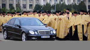 Situatie scandaloasa in randul Bisericii! Preotii, obligati sa vanda mai multe lumanari, de Craciun!