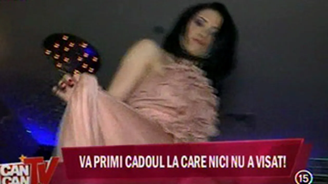 VIDEO Adelina Pestritu a dansat din buric pe mese de ziua ei! A primit cadou o masina- Vezi cu cine s-a distrat si ce i-au adus invitatii
