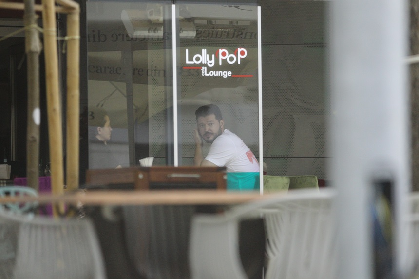 Victor Slav la cafenea, alături de o femeie misterioasă