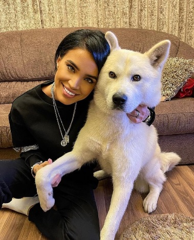 Adelina Pestrițu a petrecut de Revelion cu Gabriel și Ioana Tamaș. Ce ținută a purtat bruneta în noaptea dintre ani