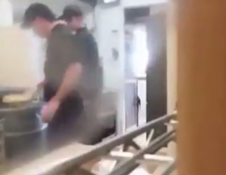 A luat pâine din gunoi şi le-o servea clienţilor! Imaginile sunt scandaloase şi au ajuns virale. Totul s-a întâmplat într-un cunoscut restaurant