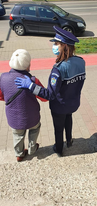 Care a fost reacția a doi polițiști din Iași atunci când o bătrână a dorit să ajungă la bancă pentru a-și încasa pensia
