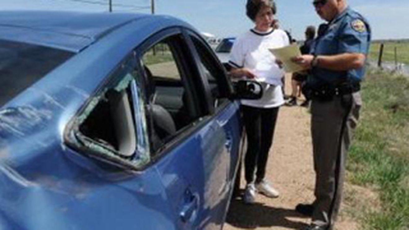 VIDEO Un avion a lovit o masina iar pilotul a fugit de la locul accidentului!