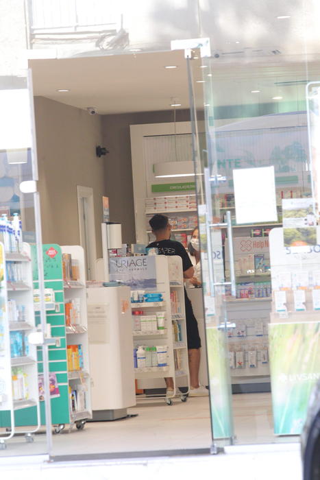 Liviu Vârciu intră în farmacie regulamentar, cu masca de protecție pe față
