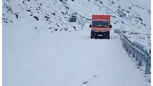 Zăpadă de 40 de cm în România! Accesul a fost limitat, drumarii muncesc de zor cu utilajele de deszăpezire