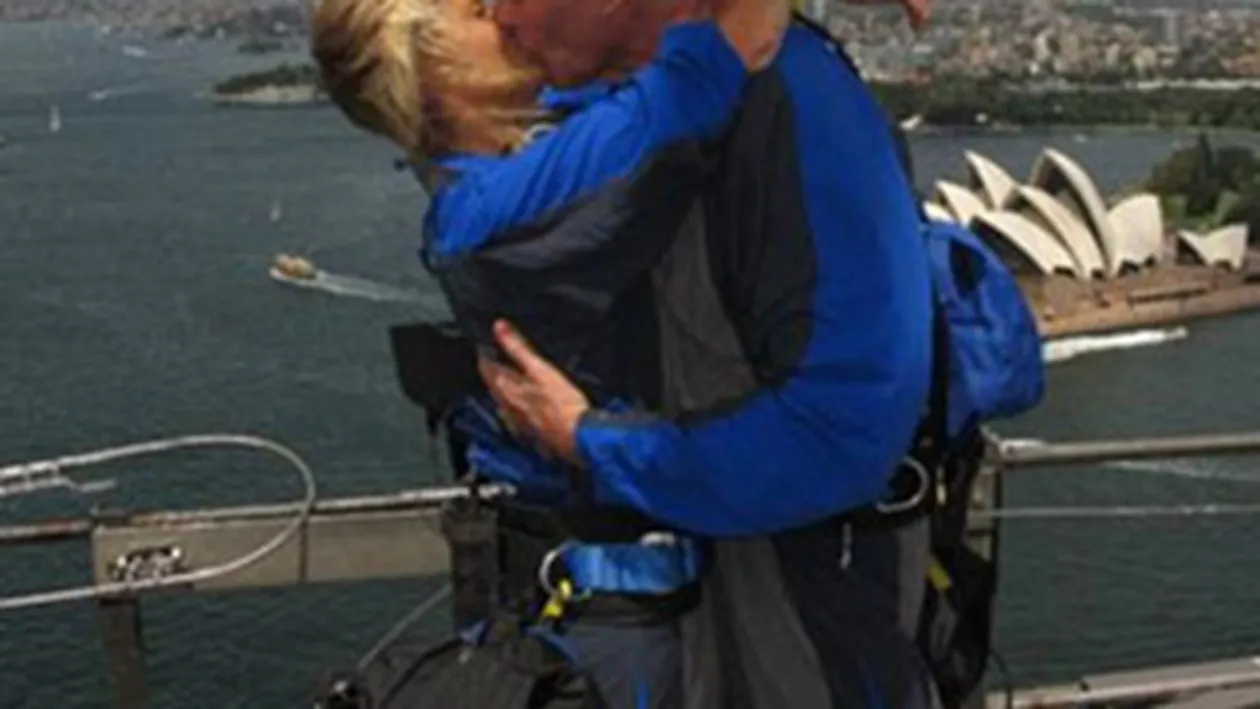 Uite cum s-a gandit un actor celebru sa isi revigoreze imaginea! Si-a cerut iubita de sotie cocotat pe un pod din portul Sydney