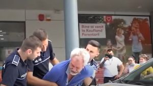 VIDEO. Scene șocante petrecute în fața unui centru comercial din Ferentari. Bătrân, încătușat de opt polițiști