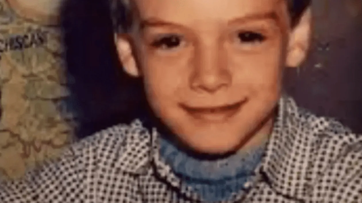 Recunoşti băieţelul din imagine? Acum, este unul dintre cei mai hot bărbaţi de la noi