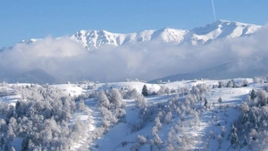 Zeci de turiști înzăpeziți pe drumul spre Padina din Masivul Bucegi, salvați după aproape opt ore
