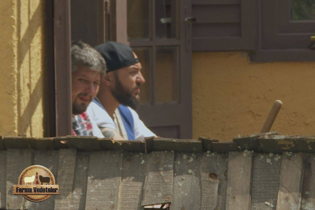 Ups! Se leagă o idilă la „Ferma Vedetelor”!?! Ei sunt concurenții care au fost filmați în tandrețuri