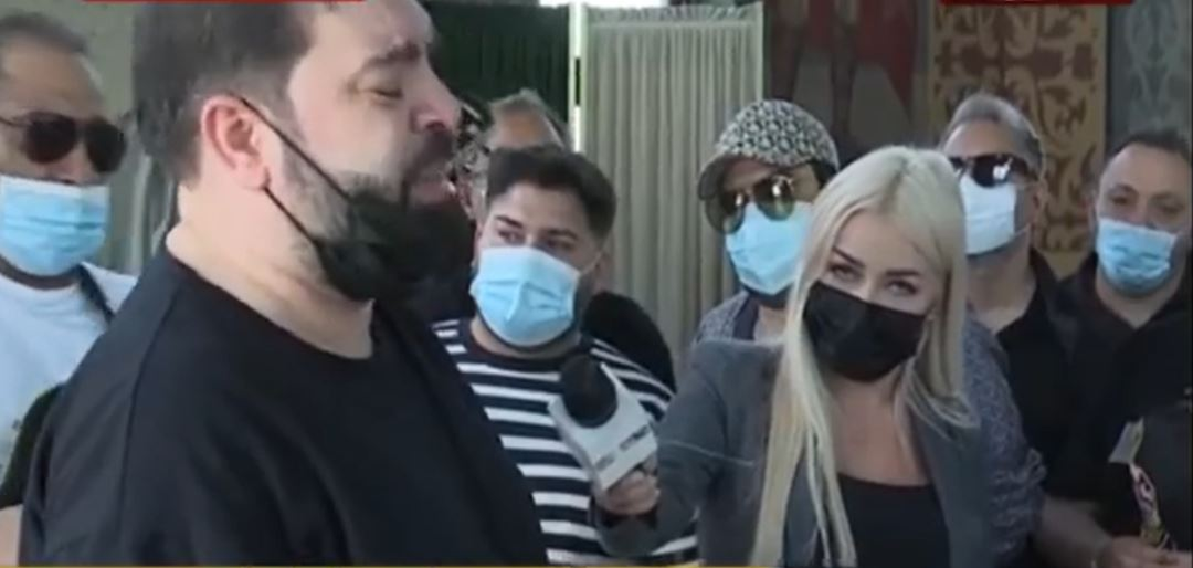 Florin Salam a interpretat cântece de jale la căpătâiul lui Ion Petrișor: “Pentru băieții lui, pentru nevasta lui”. Impresarul maneliștilor, condus pe ultimul drum astăzi | FOTO