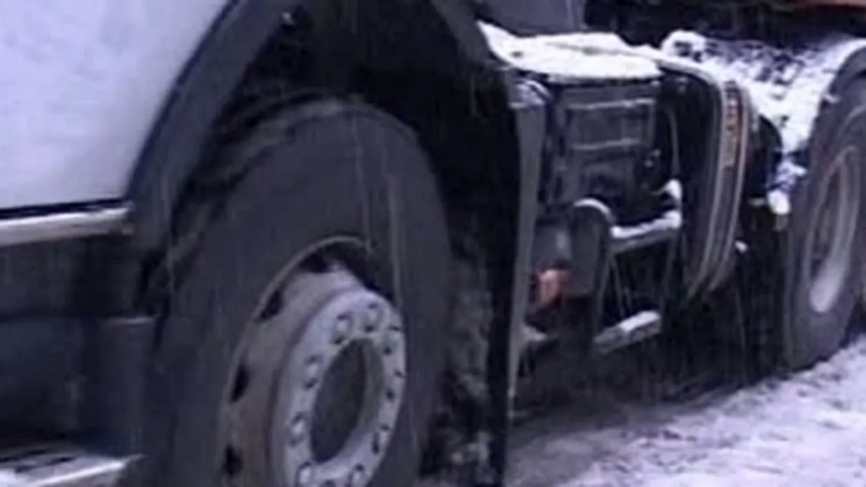 Un TIR a derapat si s-a izbit de un pom, in judetul Hunedoara