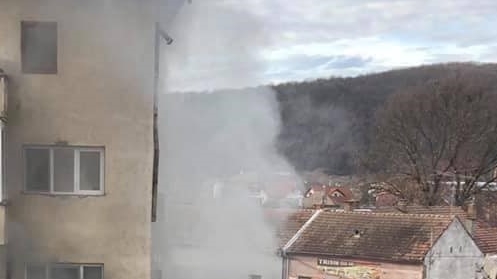 Incendiu puternic în Beclean, județul Bistrița. 30 de persoane au fost evacuate: ”Arde pe o suprafață de aproximativ 100 mp”