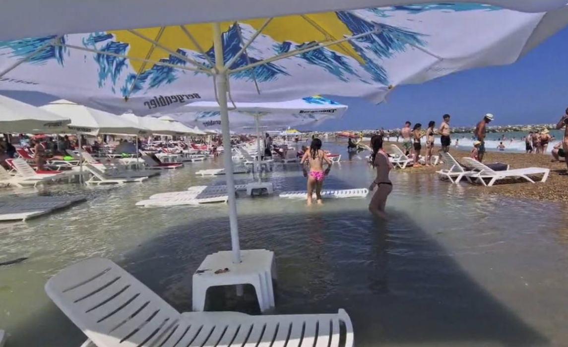Stațiunea din România distrusă de ape. Marea a inundat zona de plajă, astăzi