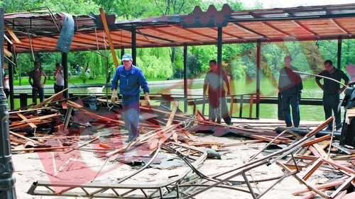 Au intrat cu buldozerul in terasele ilegale din parc
