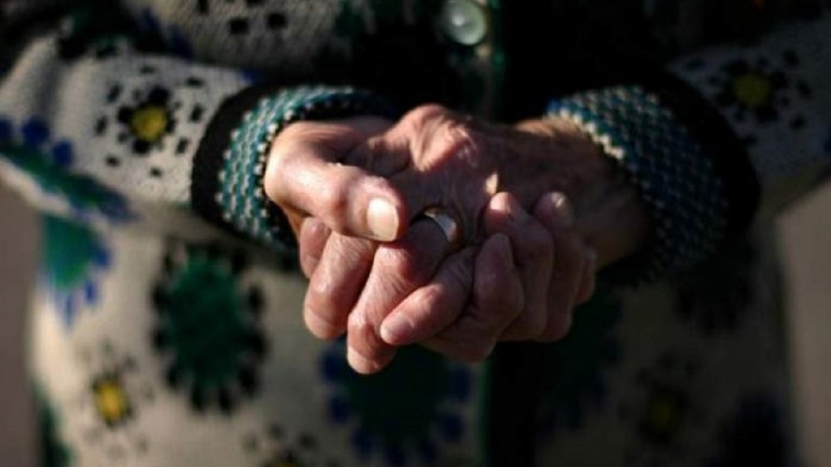 De-a râsul plânsul! Sandu din Vizureni a sărit să violeze croitoreasa satului, dar femeia s-a apărat cu o furculiță