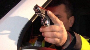 Un bărbat din Gorj a fost împușcat de polițiști după ce i-a atacat cu o furcă și a asmuțit câinele pe ei
