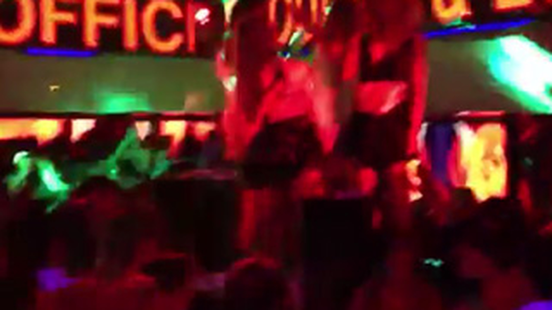 Dezmat cu Lora intr-un club din St. Tropez! Vezi aici filmuletul incendiar!