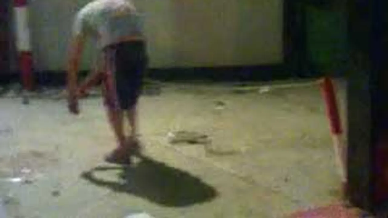 Credeai ca rupt de beat e doar o expresie! Smecherul asta de Costinesti sta in patru labe si danseaza pe Vara nu dorm - Ii curge scuipat din gura de mort ce e