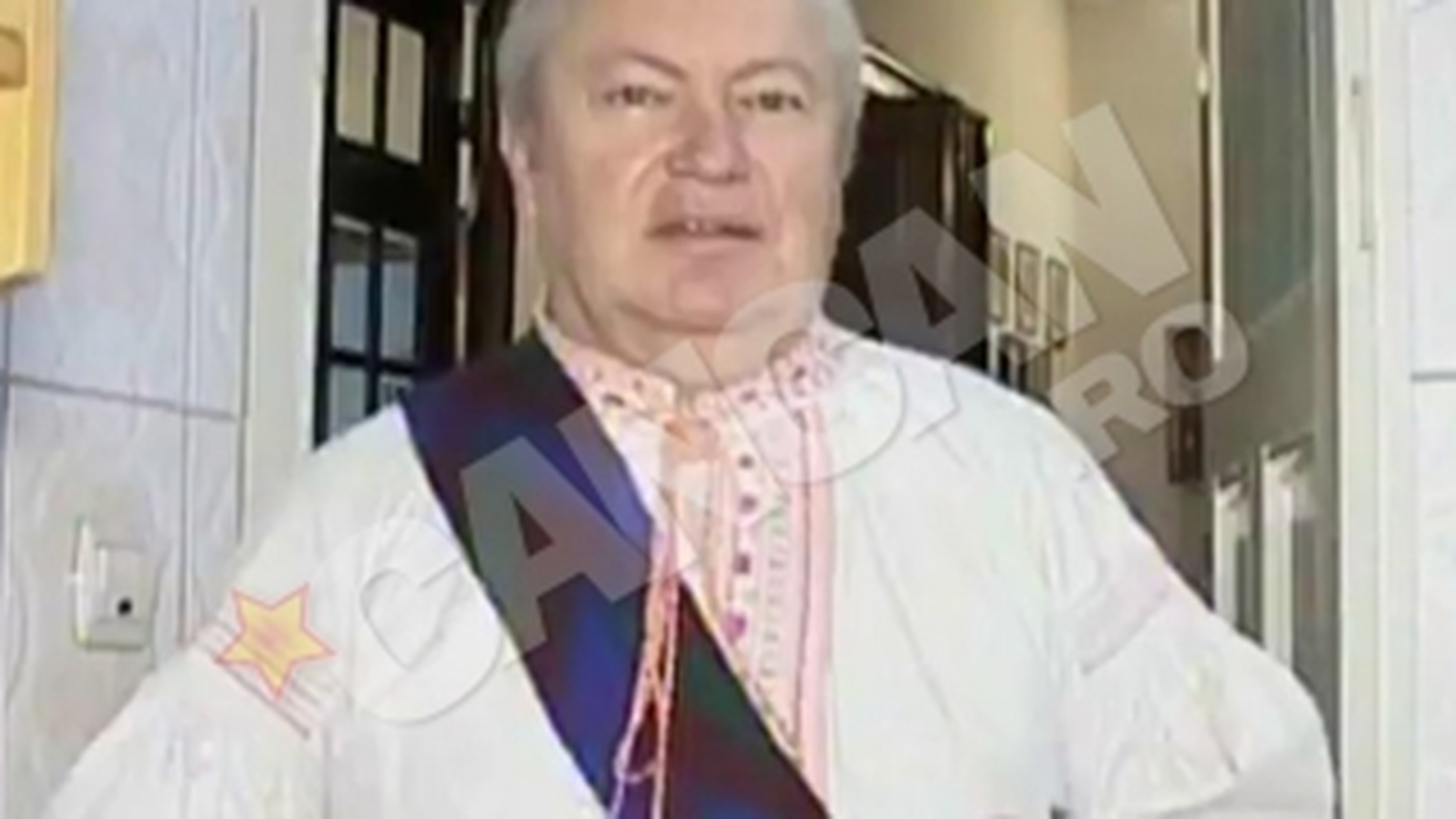 VIDEO Gheorghe Turda are un ritual ciudat inainte de aparitiile scenice! Se machiaza si se da cu ruj!