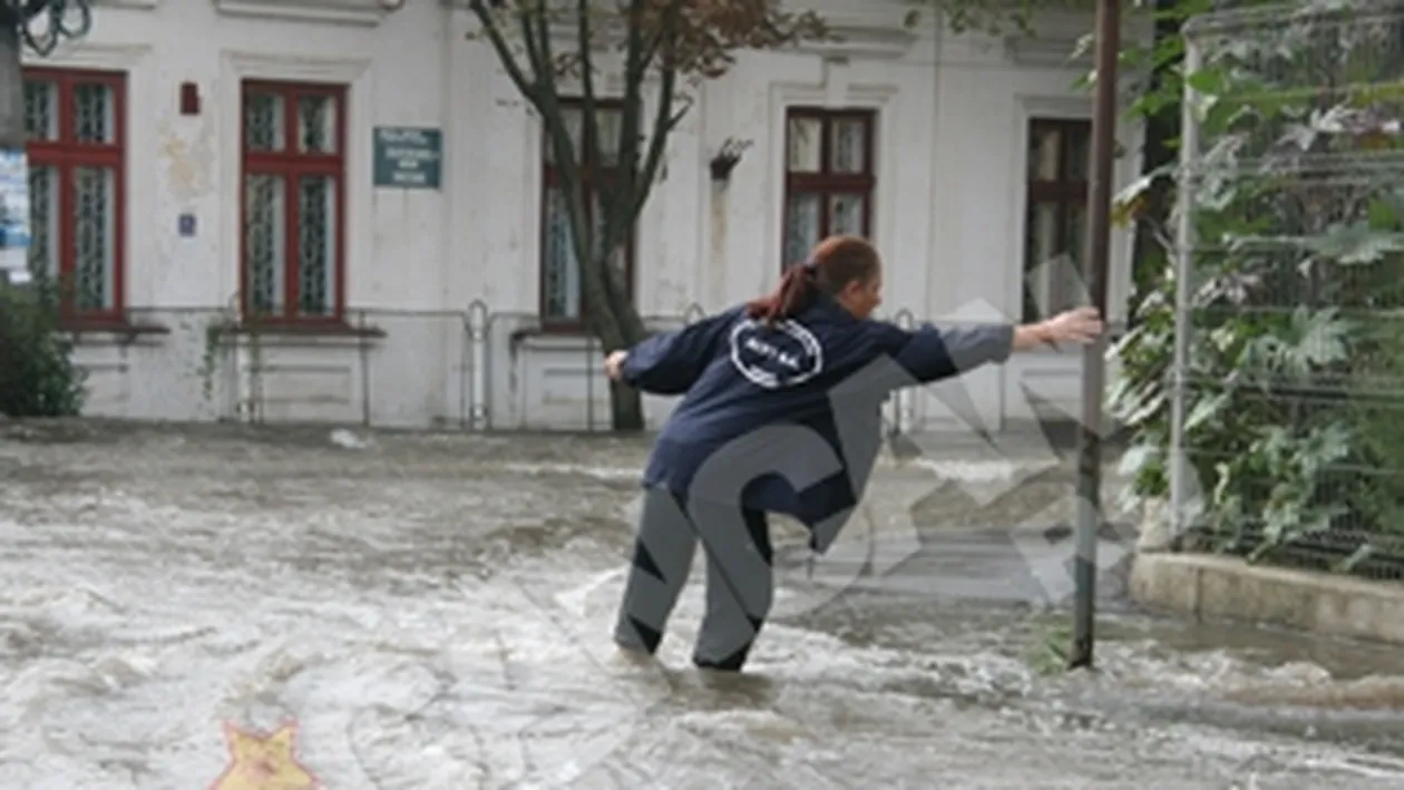 Un cartier inundat dupa o deversare controlata a unui baraj