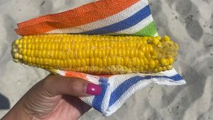 "Porumbelul fierbinte" a ajuns și în Grecia! Cu câți euro se vinde un porumb fiert pe plaja Golden Beach din Thassos