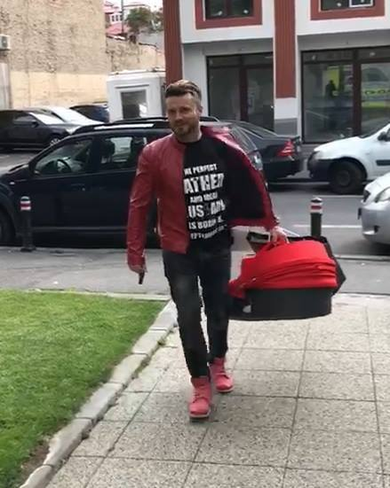 Tavi Clonda a ajuns la spital să-şi ia fetele acasă! Primele imagini de la maternitate cu fericita familie