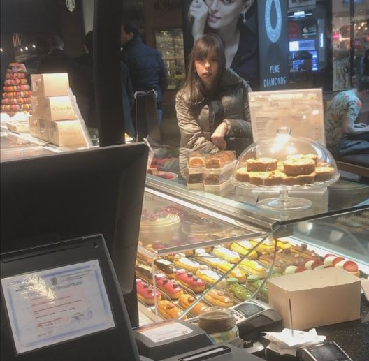 Sexy-deputata și-a cumpărat prăjituri după sesiunea de shopping