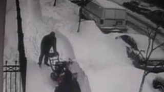 VIDEO Un barbat inzapezeste masina unei femei care i-a furat lopata!