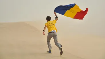 1 DECEMBRIE 2013: Steagul Romaniei a ajuns pe cele mai inalte culmi! Asta-i cel mai mandru roman pe care l-ati vazut!