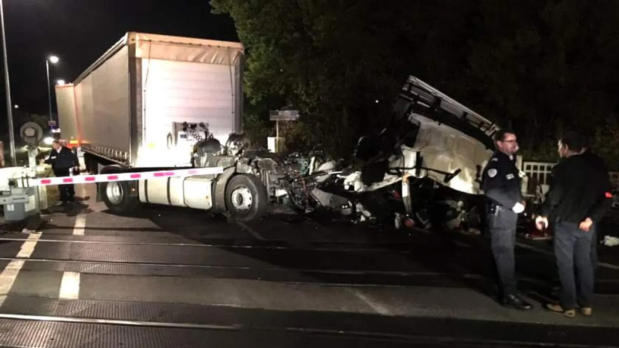 Șofer român, spulberat de tren în Franța! Bărbatul se află în stare gravă