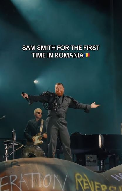Sam Smith, pe scena de la Untold 2024 / sursă foto: captură video