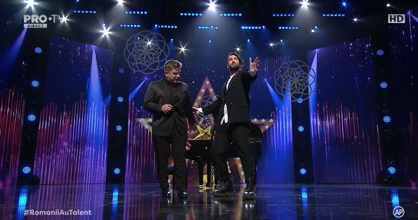 Andra, ținută cu o croială spectaculoasă în finala de la Românii au talent! Rochia neagră este crăpată până sus pe piciorul drept | FOTO
