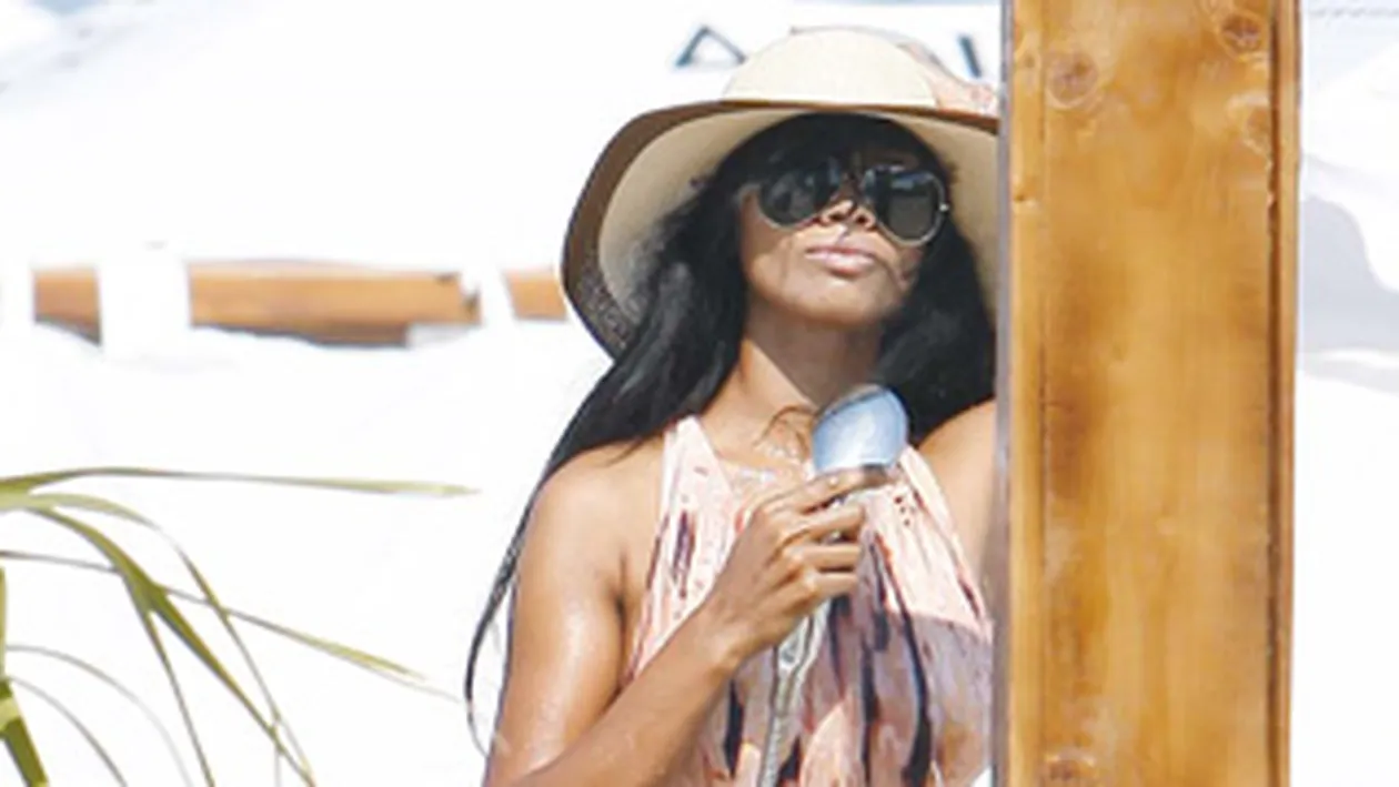 Laurette face dus cu ochelarii la ochi! Vezi aici ce urme i-au ramas pe corp dupa ce a nascut!