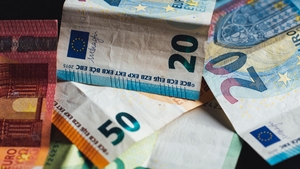 Voucher ce valorează 400 de lei pentru cetățenii care au venituri mici. Lege de urgență în Italia care-i vizează pe cetățenii cu posibilități materiale reduse