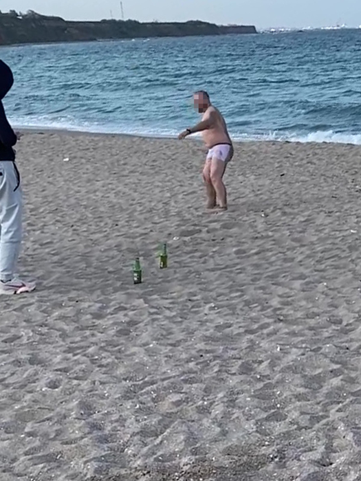 Rupt de beat, un tânăr s-a făcut de râs pe plaja din Vama Veche