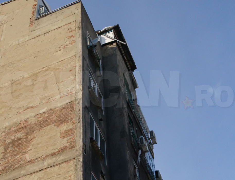 Şi-a curăţat balconul de gheaţă peste maşina lui! Un bărbat şi-a văzut moartea cu ochii