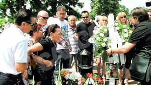 Parintii artistei si Petru Mircea s-au incaierat la cimitir! Ura de moarte peste mormantul Madalinei