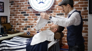 Pilda Frizerului | Un vânzător de flori a mers la frizerie. După ce a terminat, frizerul i-a spus: "Nu voi lua bani de la tine, pentru că.."