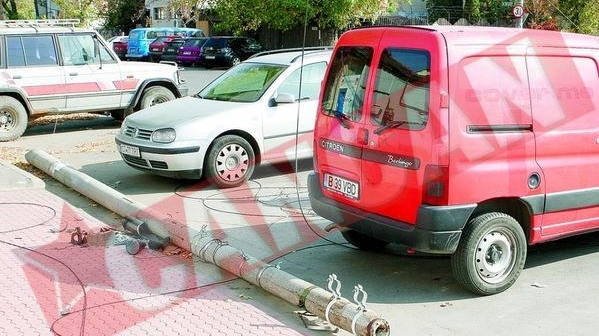 Un stalp a cazut peste doua masini